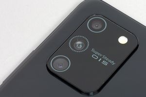 Смартфон Samsung Galaxy S10 Lite: преміальний середній рівень та звучне ім'я від старших товаришів